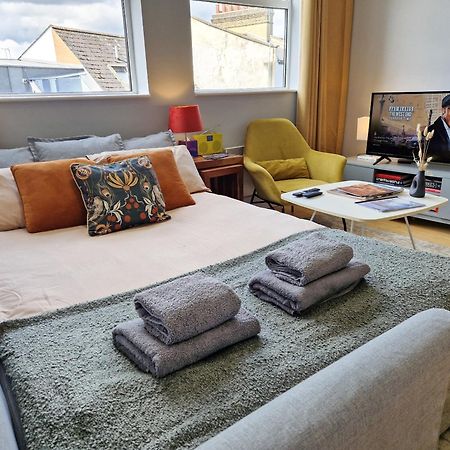 1-Bed Apartment, Close To Kensington Olympia With Free Wi-Fi & Netflix Londen Buitenkant foto