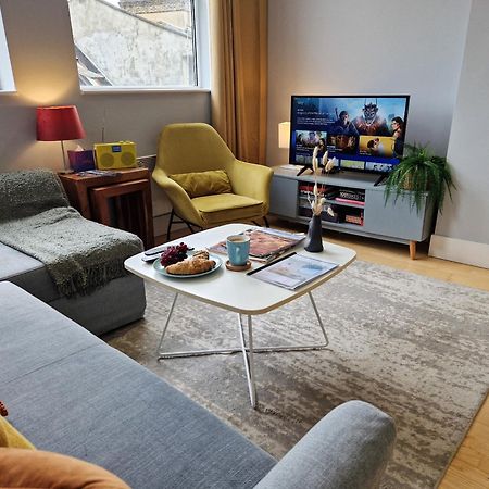 1-Bed Apartment, Close To Kensington Olympia With Free Wi-Fi & Netflix Londen Buitenkant foto