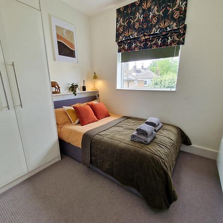 1-Bed Apartment, Close To Kensington Olympia With Free Wi-Fi & Netflix Londen Buitenkant foto