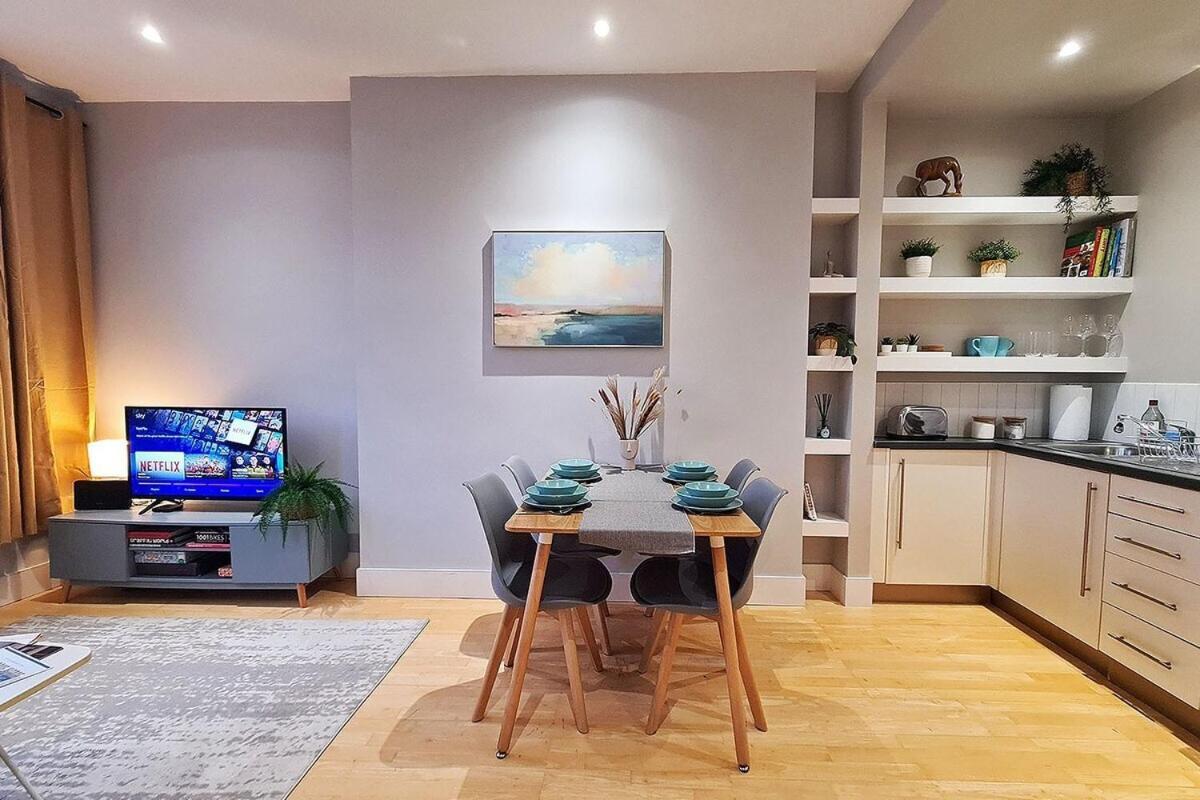 1-Bed Apartment, Close To Kensington Olympia With Free Wi-Fi & Netflix Londen Buitenkant foto