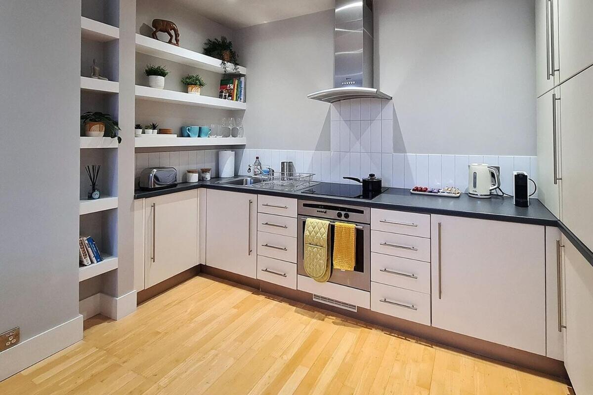 1-Bed Apartment, Close To Kensington Olympia With Free Wi-Fi & Netflix Londen Buitenkant foto