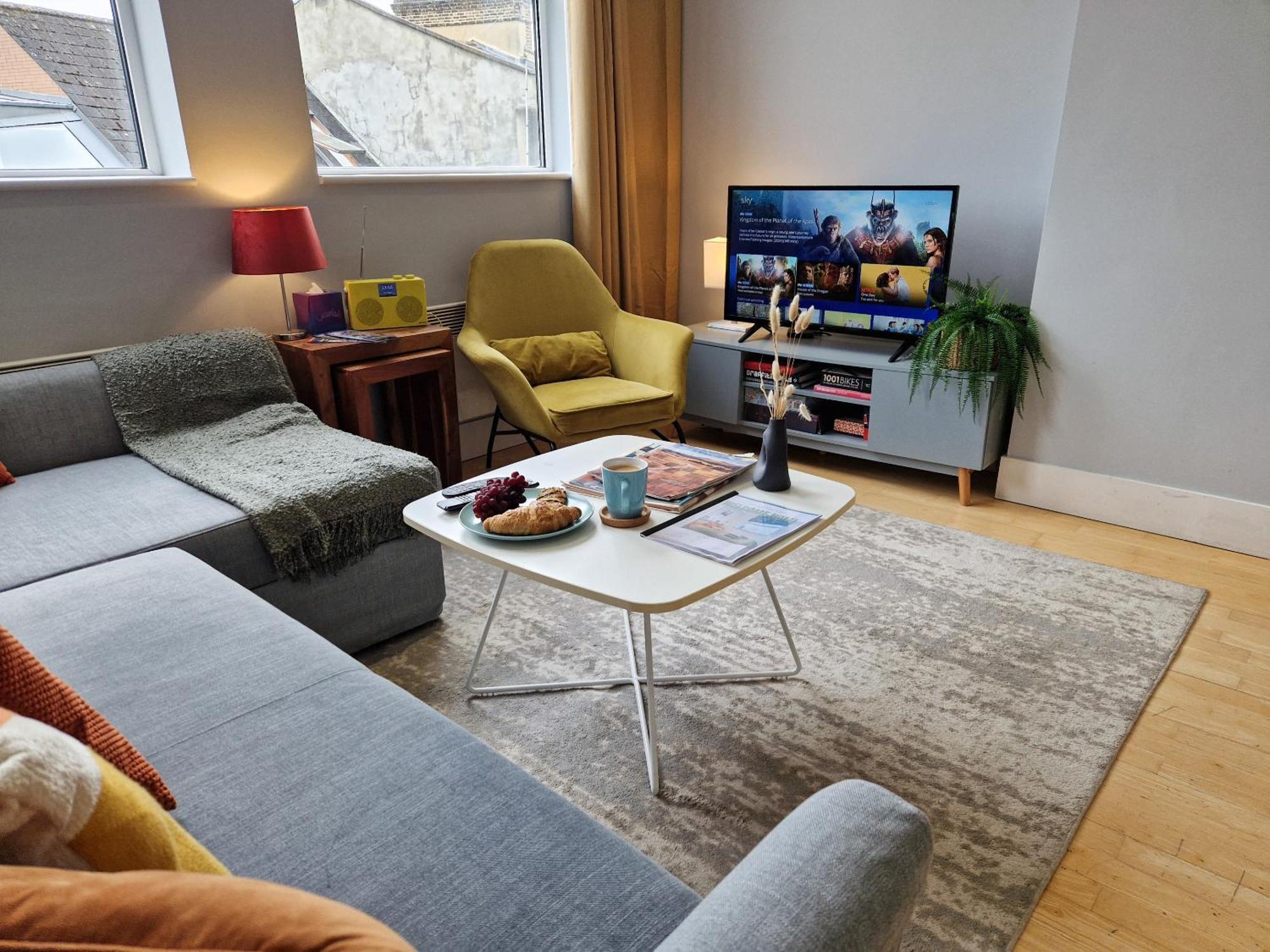 1-Bed Apartment, Close To Kensington Olympia With Free Wi-Fi & Netflix Londen Buitenkant foto