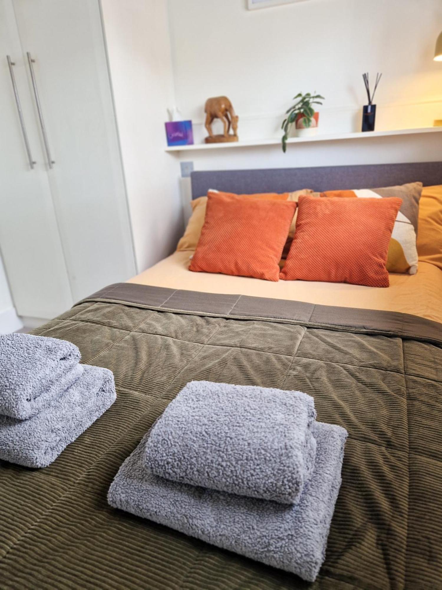 1-Bed Apartment, Close To Kensington Olympia With Free Wi-Fi & Netflix Londen Buitenkant foto