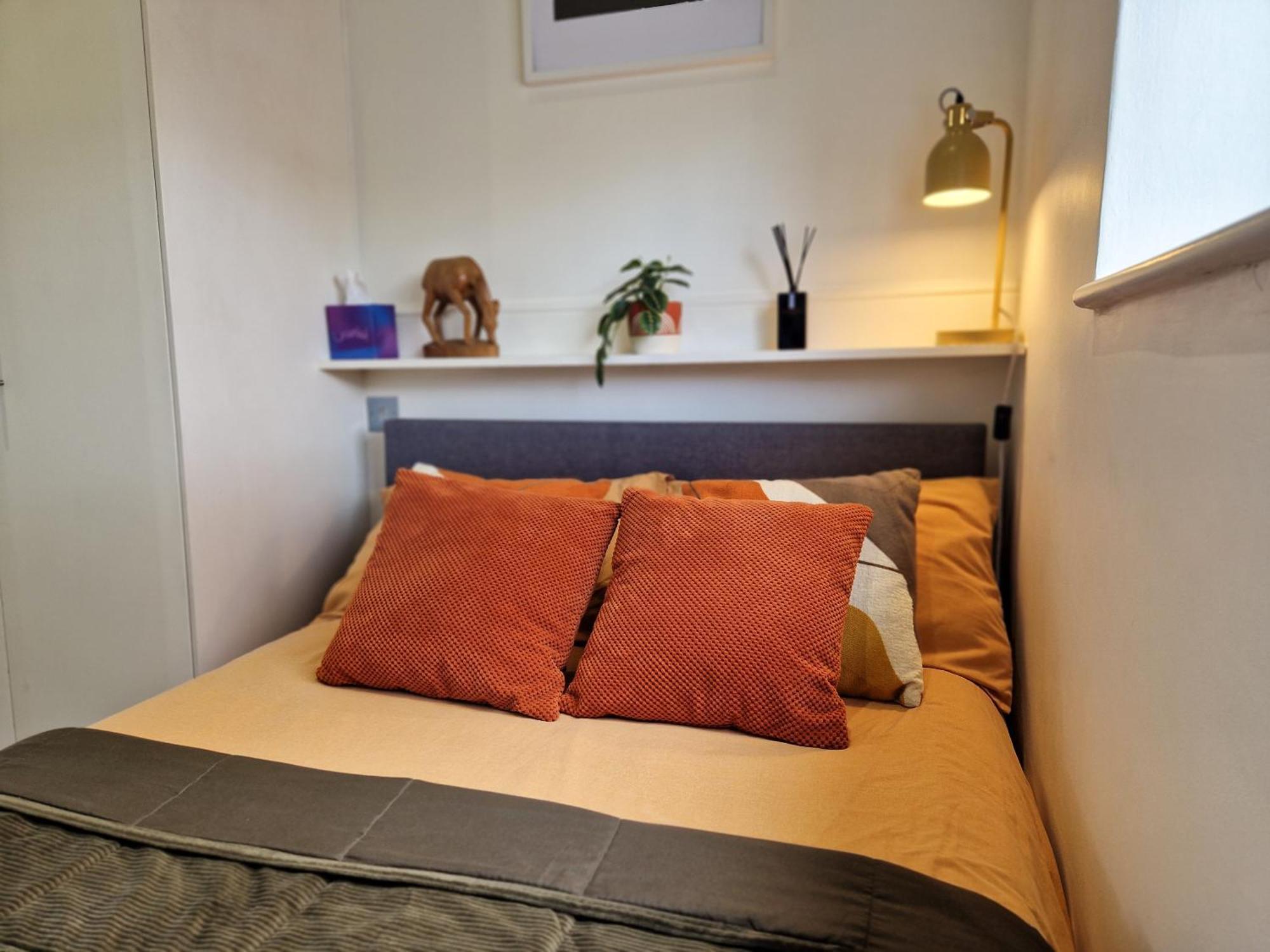 1-Bed Apartment, Close To Kensington Olympia With Free Wi-Fi & Netflix Londen Buitenkant foto