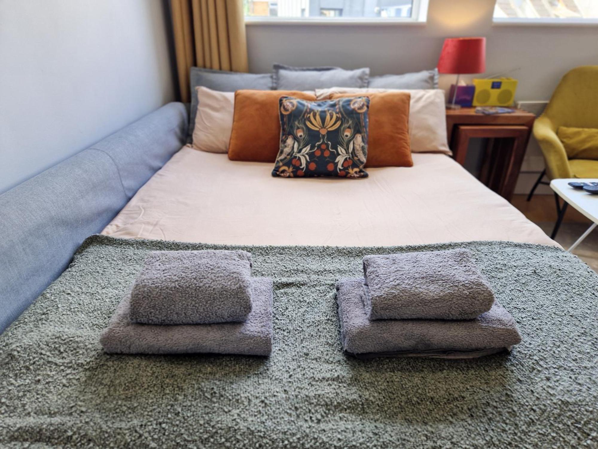1-Bed Apartment, Close To Kensington Olympia With Free Wi-Fi & Netflix Londen Buitenkant foto