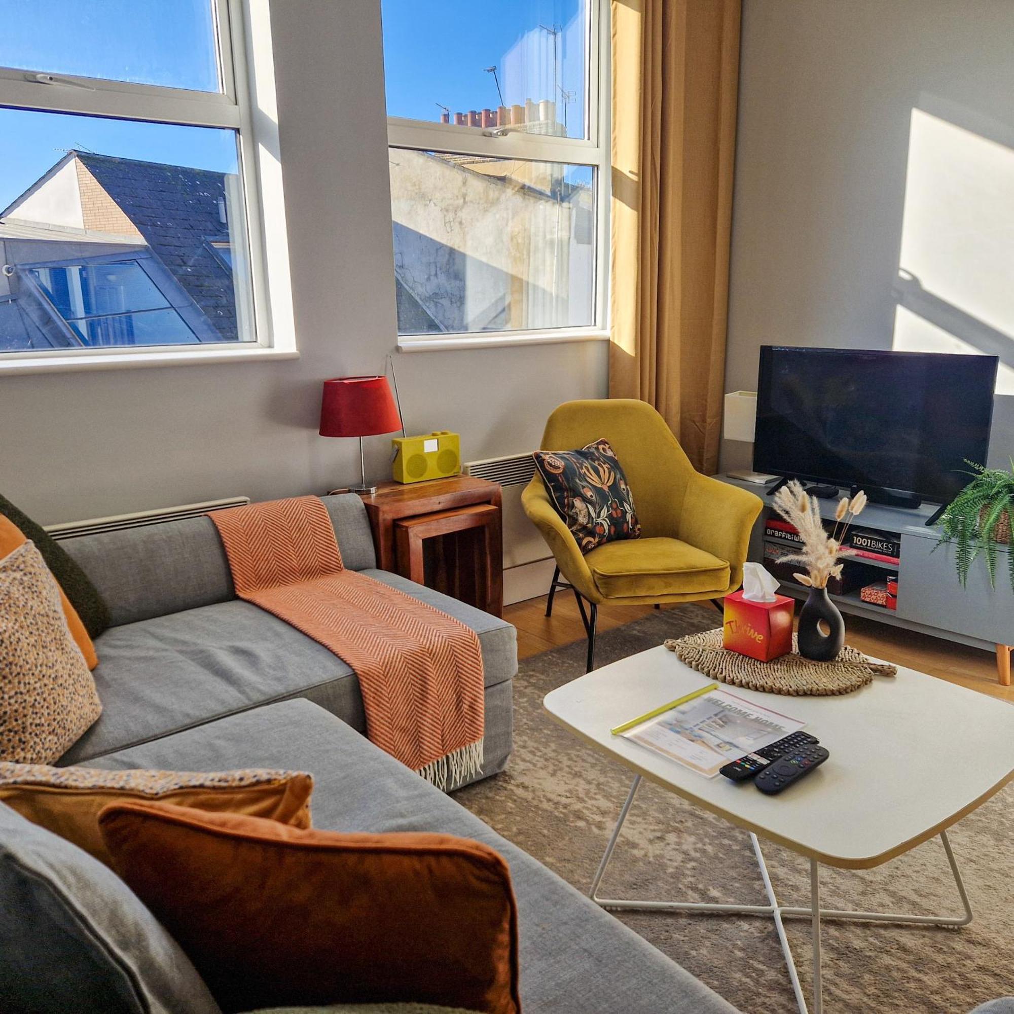 1-Bed Apartment, Close To Kensington Olympia With Free Wi-Fi & Netflix Londen Buitenkant foto