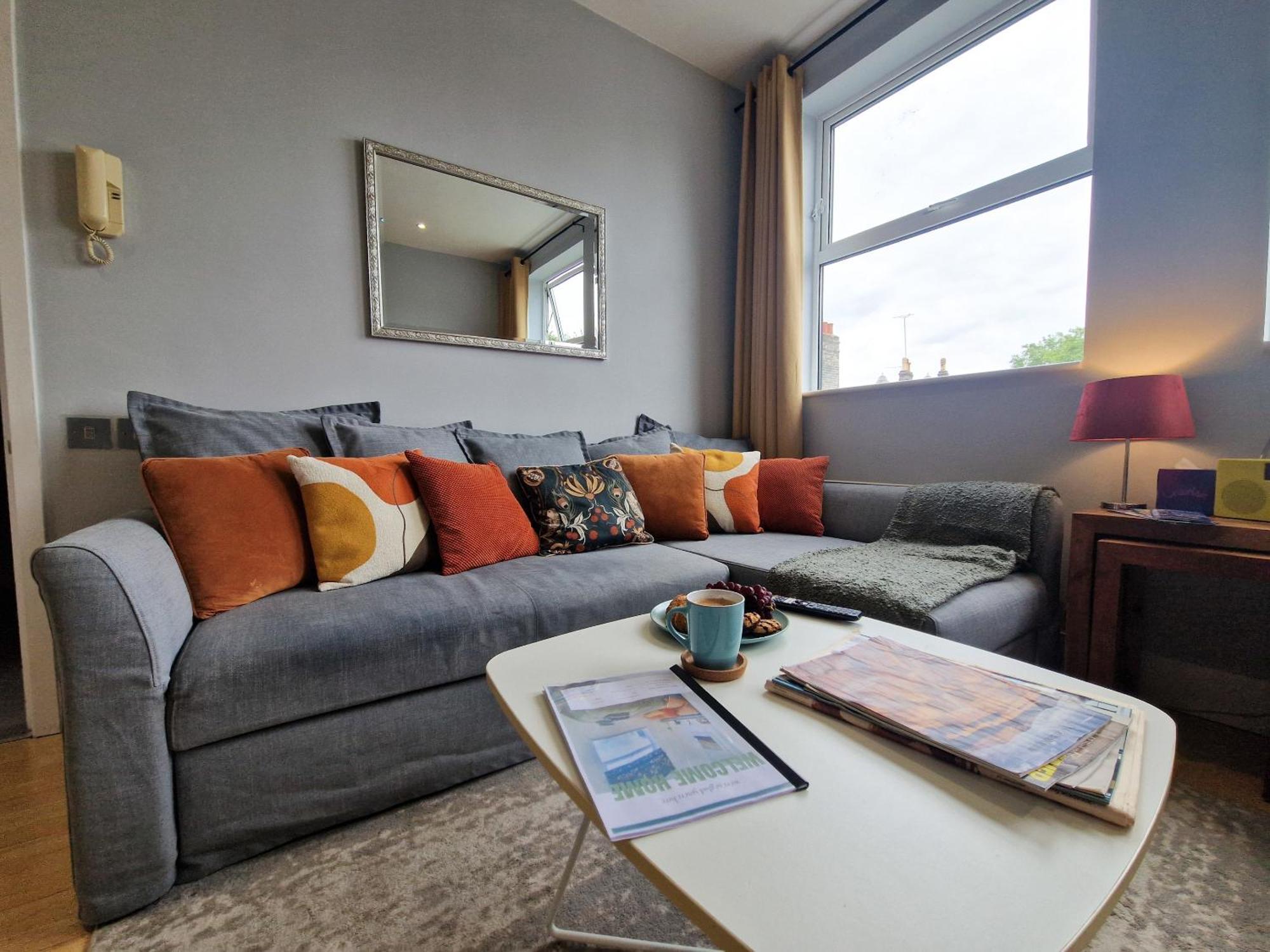 1-Bed Apartment, Close To Kensington Olympia With Free Wi-Fi & Netflix Londen Buitenkant foto